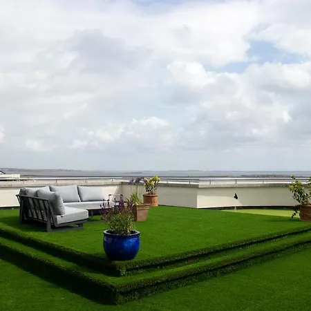 Penthouse, 3 Bedroom Luxury Apartment *