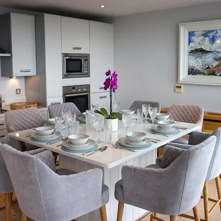 Penthouse, 3 Bedroom Luxury Apartment *