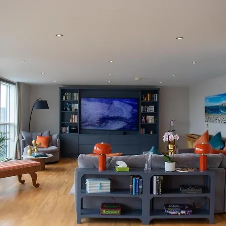 Penthouse, 3 Bedroom Luxury Apartment *